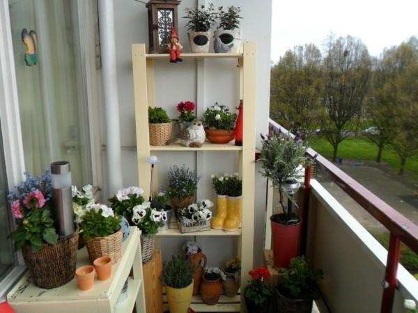 Μπαλκόνι κήπος με σκαλωσιές για φυτά