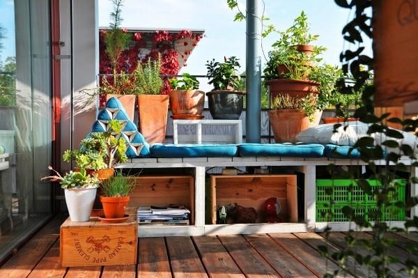 Μπαλκόνι στον κήπο με αυτόνομα έπιπλα