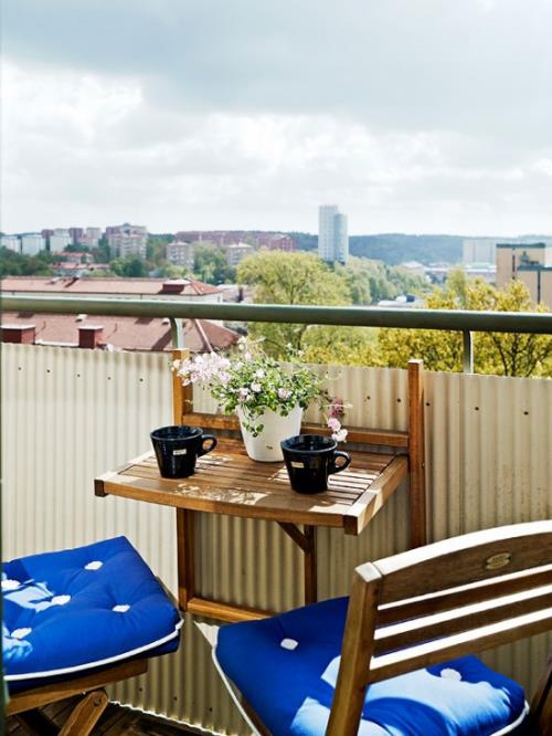 Μπαλκόνι ιδέες μικρό μπαλκόνι σχεδιασμός μπλε μαξιλάρια καθισμάτων