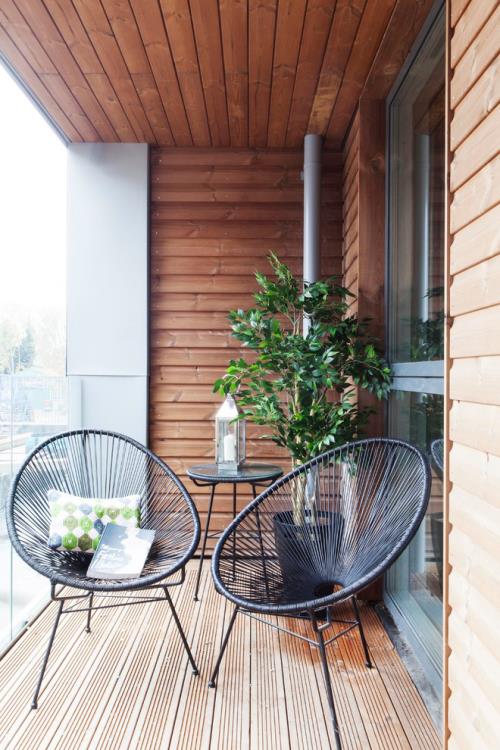 Μπαλκόνι ιδέες μικρό μπαλκόνι σχεδιασμός πουριστικό ξύλο πράσινο φυτό δύο πολυθρόνες από μέταλλο