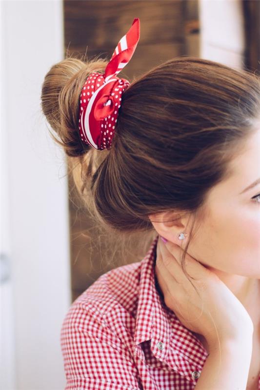 Bandana χτενίσματα για το καλοκαίρι - κομψές ιδέες styling για κάθε μήκος μαλλιών κότσο κόκκινο πανί αρκετά