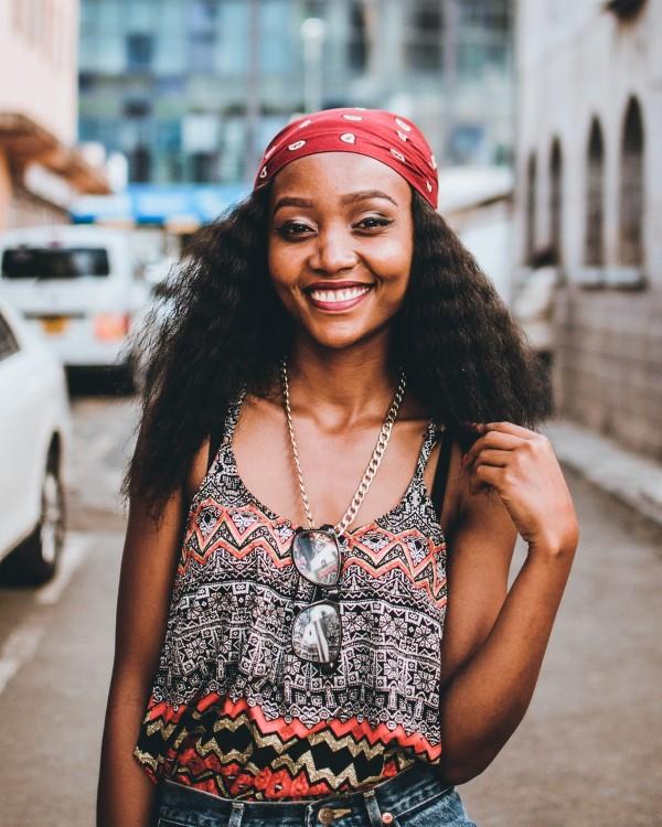 Bandana χτενίσματα για το καλοκαίρι - κομψές ιδέες styling για κάθε μήκος μαλλιών μαλλιά κόκκινο κλασικό