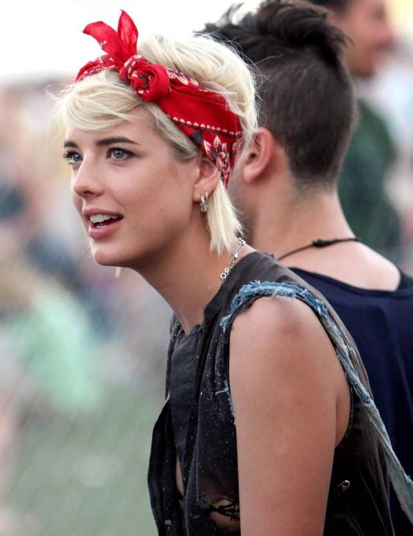 Bandana χτενίσματα για το καλοκαίρι - κομψές ιδέες styling για οποιοδήποτε μήκος μαλλιών μαλλιά κόκκινο με pixie