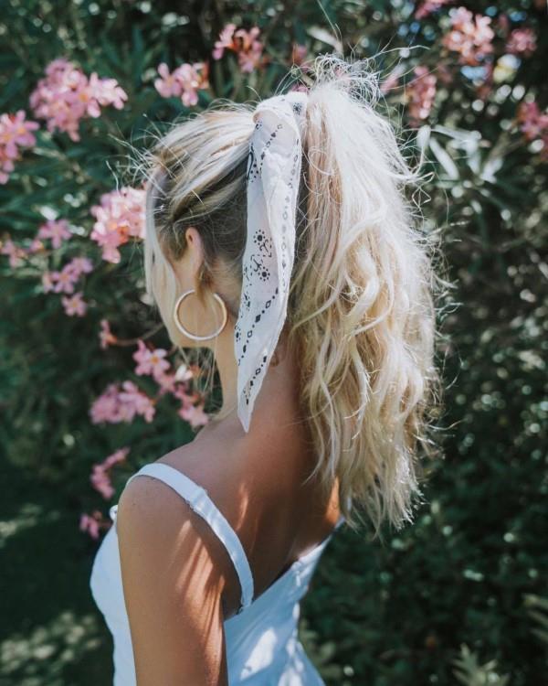Bandana χτενίσματα για το καλοκαίρι - κομψές ιδέες styling για κάθε μήκος μαλλιών ψηλή αλογοουρά λευκό