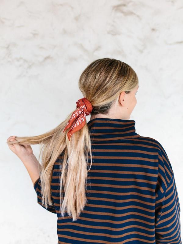 Bandana χτενίσματα για το καλοκαίρι - κομψές ιδέες styling για κάθε μήκος μαλλιών αλογοουρά diy κόκκινο