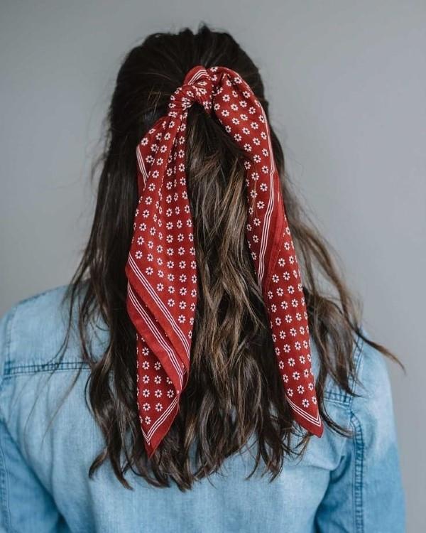 Bandana χτενίσματα για το καλοκαίρι - κομψές ιδέες styling για κάθε μήκος κόκκινου όγκου αλογοουράς μαλλιών