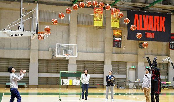 Το ρομπότ μπάσκετ πετυχαίνει ρεκόρ Γκίνες με 2.020 τέλειες ρίψεις της παγκόσμιας προσπάθειας ρεκόρ