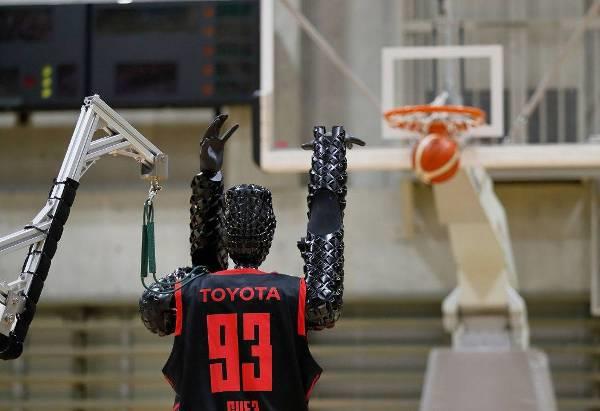 Ρομπότ μπάσκετ πέτυχε ρεκόρ Γκίνες με 2.020 τέλεια ρομπότ ρίχνει μπάλα cue3 toyota