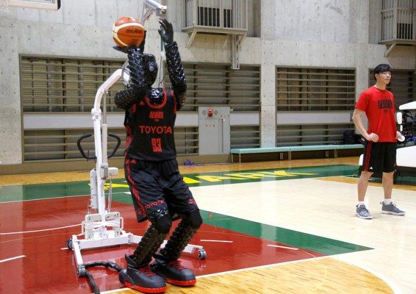 Το ρομπότ μπάσκετ πετυχαίνει ρεκόρ Γκίνες με 2.020 τέλειες ρίψεις που ρίχνουν τα ρομπότ Toyota