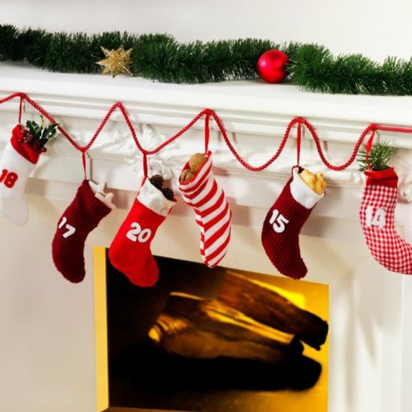 δώρα γιρλάντα Σύγχρονη χριστουγεννιάτικη διακόσμηση Χριστουγεννιάτικες κάλτσες