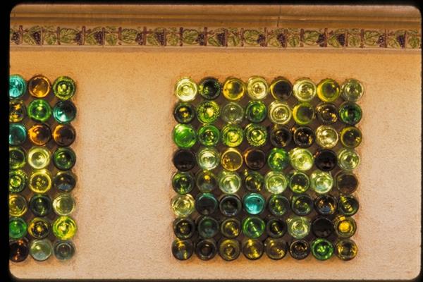 Ιδέες χειροτεχνίας για έργα DIY από εγκατάσταση μπουκαλιών κρασιού σε τοίχο