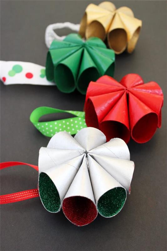 Χειροτεχνία με ρολά από χαρτί υγείας για τα Χριστούγεννα - δημιουργικές ιδέες ανακύκλωσης και οδηγίες πολύχρωμα χριστουγεννιάτικα στολίδια όμορφα