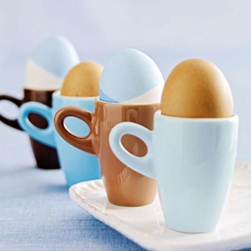 Ο κάτοχος αυγών χειρίζεται τις πασχαλινές ιδέες χειροτεχνίας