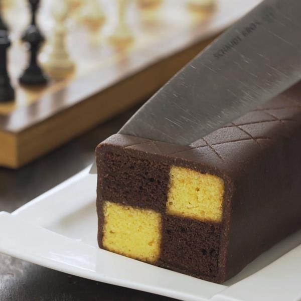 Ετοιμάστε κέικ Battenberg - γεύση σοκολάτας αμύγδαλο