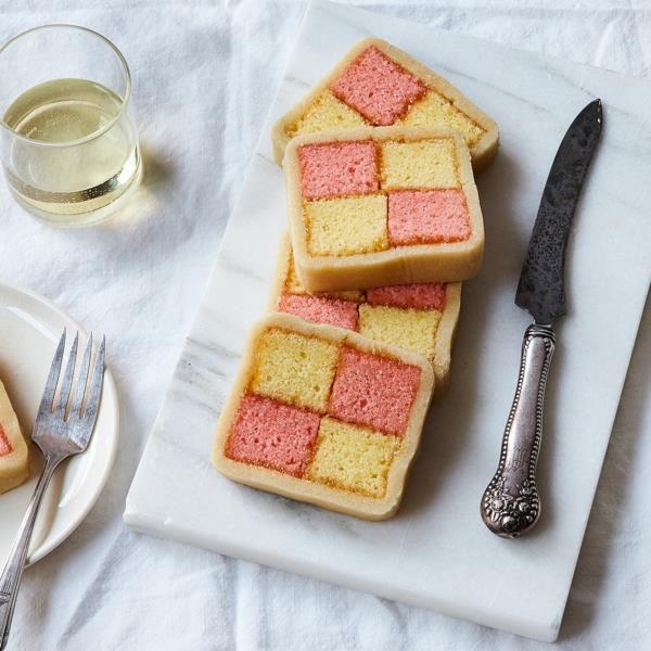 Προετοιμασία κέικ Battenberg - ένα αγγλικό γλυκό γερμανικής προέλευσης