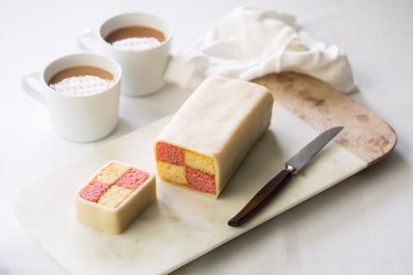 Προετοιμασία κέικ Battenberg - ένα αγγλικό επιδόρπιο την ώρα του τσαγιού