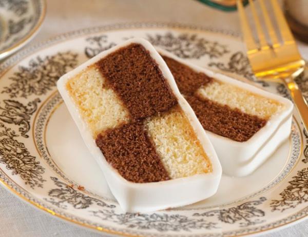 Προετοιμασία κέικ Battenberg - ένα αγγλικό επιδόρπιο