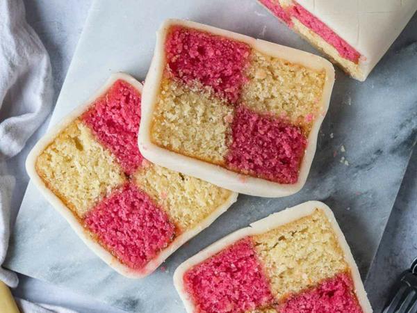 Το κέικ Battenberg προετοιμάζει τη ροζ βάση ζύμης