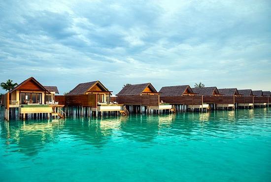 Παραθαλάσσιο θέρετρο στις Μαλδίβες καθαρό νερό ξυλοπόδαρο καλύβα