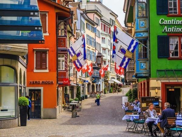 Δημοφιλές σημείο διακοπών Ζυρίχη Ελβετία παλιό κέντρο της πόλης φιλόξενο