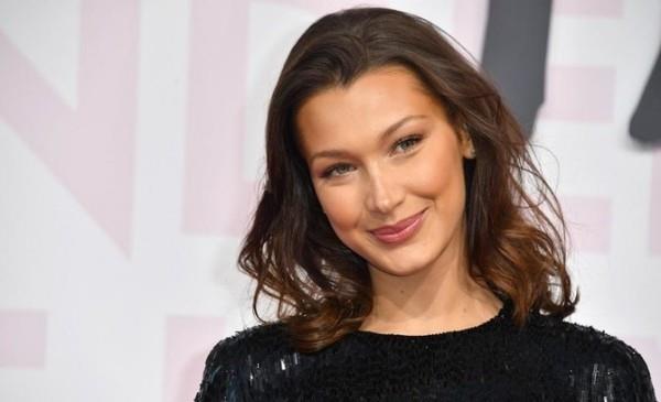 Η Bella Hadid Top Model με ένα γοητευτικό χαμόγελο στο Wanted