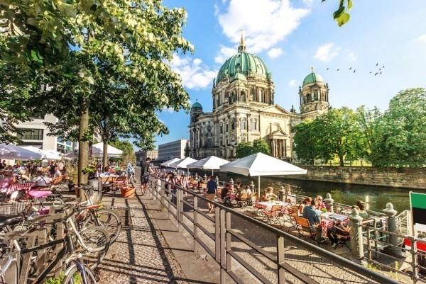 Berlin Cafe on the Spree πολλοί άνθρωποι ταξιδεύουν με βάρκα μεμονωμένα ταξίδια