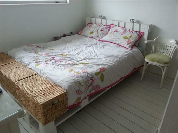 Κρεβάτια κρεβατιού κατασκευάζουν παλέτες ξύλινη ιδέα