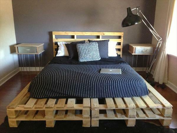 Κρεβάτια κρεβατιών κατασκευάζουν παλέτες ξύλινα μαξιλάρια στρωμνή