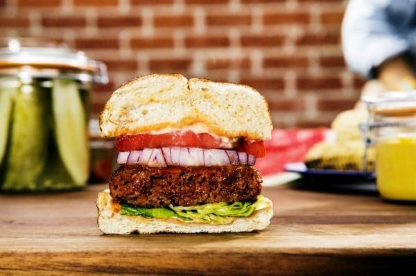 Το Beyond Meat προσφέρει χορτοφαγικό μοσχαρίσιο κρέας με υψηλότερη περιεκτικότητα σε πρωτεΐνη από το κρέας, ένα μπιφτέκι κομμένο σε μισό λαχανικό κρέας