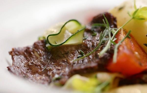 Το Beyond Meat παρουσιάζει χορτοφαγικό μοσχαρίσιο κρέας με υψηλότερη περιεκτικότητα σε πρωτεΐνη από το κρέας - τη μπριζόλα από τις φάρμες aleph