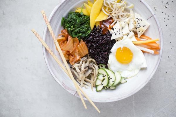 Συνταγή Bibimbap Κορεάτικο σκεύος ρυζιού Ασιατική κουζίνα