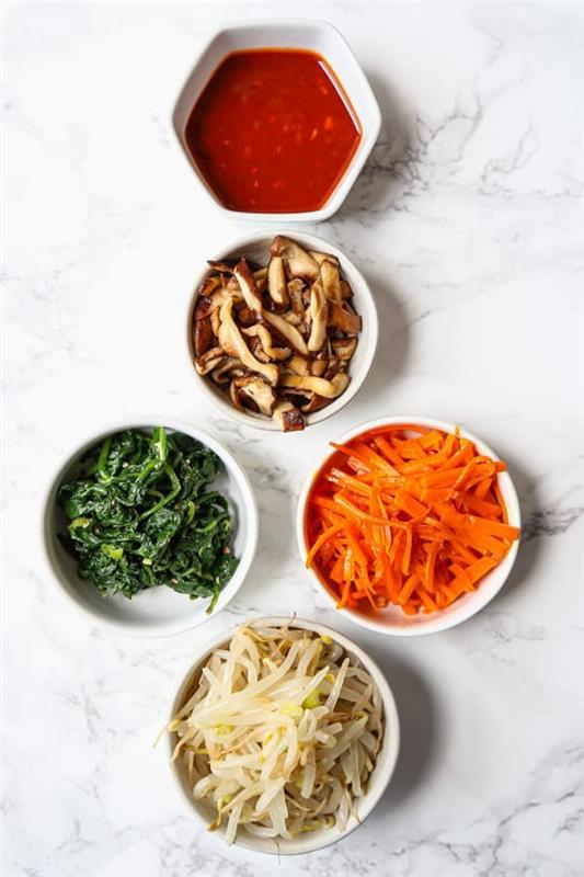 Bibimbap συνταγή κοριάν τηγάνι ρυζιού προετοιμασία συστατικών λαχανικά