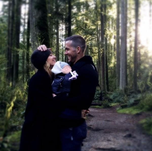 Η Μπλέικ Λάιβλι και ο Ράιαν Ρέινολντς έκαναν την πρώτη φωτογραφία του μωρού νούμερο τρία ενώ περπατούσαν στο δάσος στον Καναδά