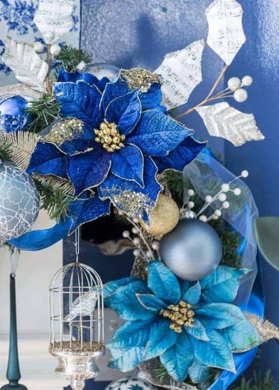 Μπλε και ασημί Διακόσμηση Χριστουγέννων και Πρωτοχρονιάς η διακόσμηση των μπλε λουλουδιών poinsettia είναι πολύ ελκυστική