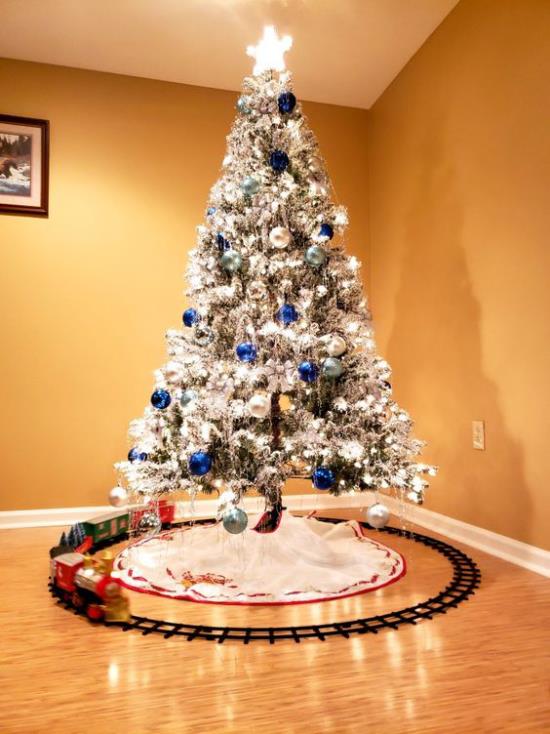 Μπλε και ασημί Χριστουγεννιάτικες και Πρωτοχρονιάτικες γιορτές Χριστουγεννιάτικο δέντρο διακοσμημένο με γαλάζια τυλιγμένα δώρα από κάτω
