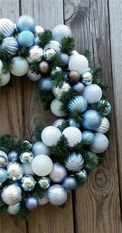 Μπλε και ασημένια παραμονή Χριστουγέννων και Πρωτοχρονιάς γιορτάστε το χριστουγεννιάτικο δέντρο στο σαλόνι με όμορφα διακοσμημένα πολλά γοητεία και ιδέες γοητείας