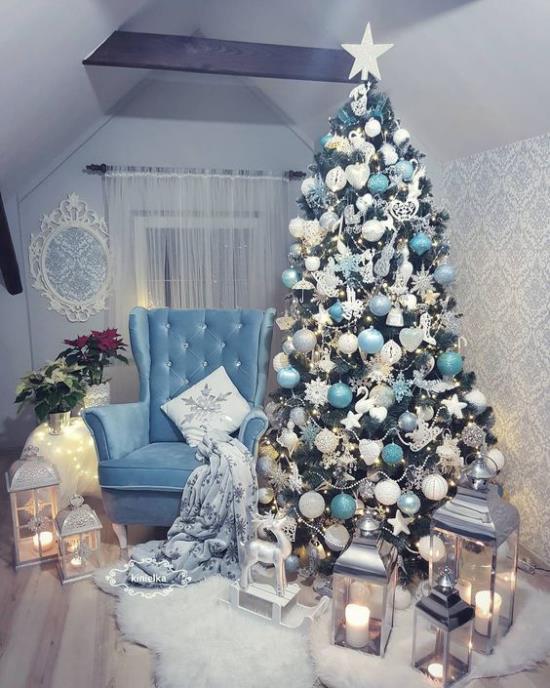 Μπλε και ασημί Εορταστικές εκδηλώσεις Χριστουγέννων και Πρωτοχρονιάς Αίθουσα κάτω από την πλαγιά γαλάζιες αποχρώσεις Το γκρι ασημί έχει ηρεμιστικό αποτέλεσμα