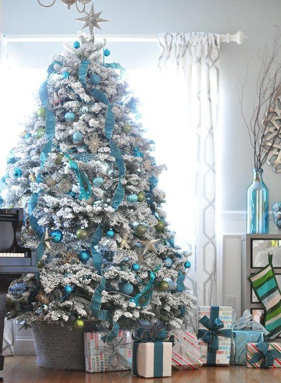 Μπλε και ασημί Γιορτάζοντας την παραμονή των Χριστουγέννων και της Πρωτοχρονιάς, ένα ψηλό, χλιδάτο χριστουγεννιάτικο δέντρο φαίνεται κομψό και φρέσκο