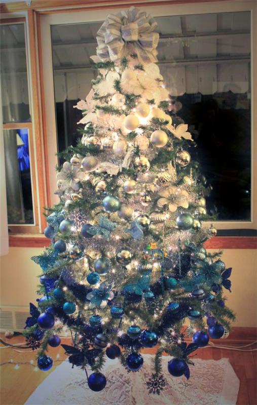 Μπλε και ασημένια γιορτές Χριστουγέννων και Πρωτοχρονιάς όμορφα διακοσμημένα χριστουγεννιάτικο δέντρο ombre εμφάνιση wow αποτέλεσμα