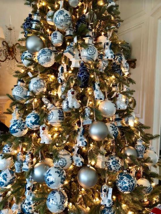Μπλε και ασημί Χριστουγεννιάτικες και Πρωτοχρονιάτικες γιορτές όμορφα διακοσμημένα χριστουγεννιάτικο δέντρο πολυάριθμες μπάλες