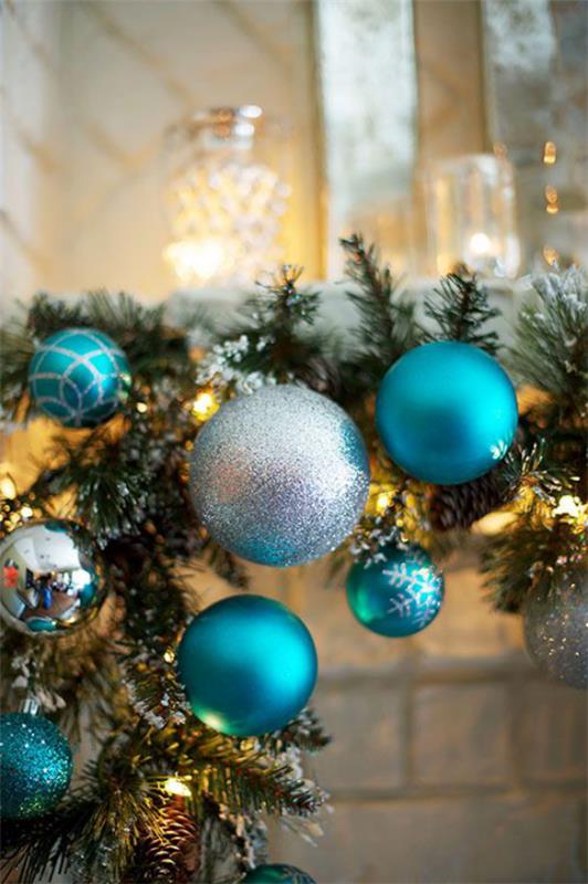 Μπλε και ασημί Γιορτάστε τα Χριστούγεννα και την Πρωτοχρονιά οι όμορφες χριστουγεννιάτικες διακοσμήσεις κάνουν το χριστουγεννιάτικο δέντρο να λάμπει
