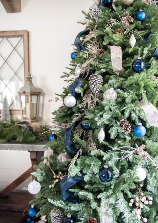 Μπλε και ασημένια παραμονή Χριστουγέννων και Πρωτοχρονιάς όμορφα διακοσμημένα χριστουγεννιάτικα δέντρα που τραβούν τα βλέμματα