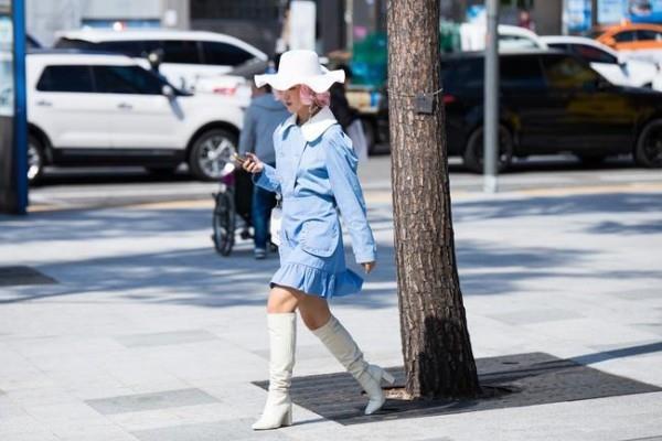 Μπλε φόρεμα - μόδα δρόμου - υπέροχο καπέλο