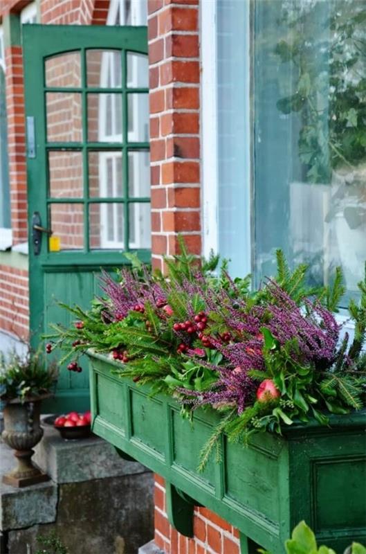 Κουτί λουλουδιών στο περβάζι στο πράσινο εξοχικό σπίτι πλούσια φυτά πολύχρωμα λουλούδια