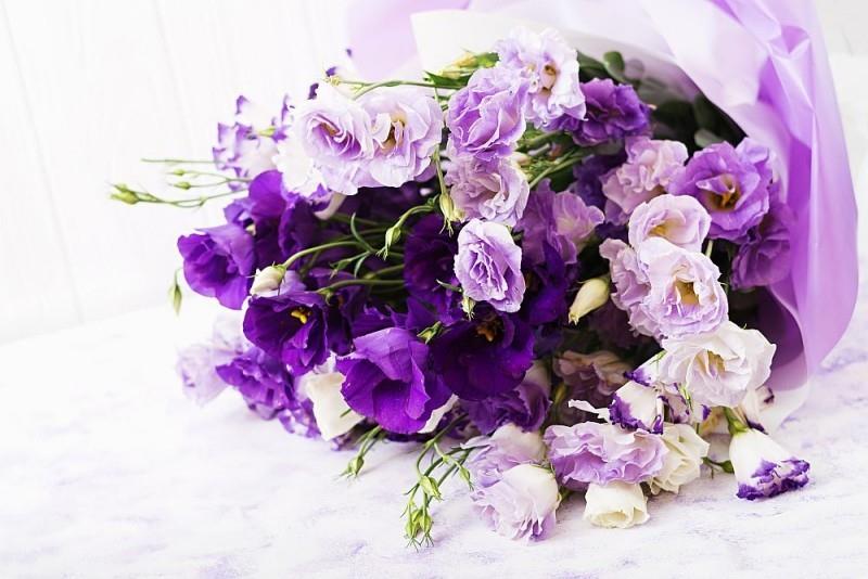 Μπουκέτο με όμορφα λουλούδια από λευκό, μοβ και βιολετί eustoma.