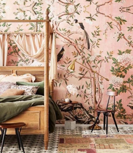 Λουλούδι ταπετσαρία ντεκό τάση 2020 τοίχος προφοράς στο υπνοδωμάτιο ροζ φόντο ευαίσθητα χρώματα παιχνιδιάρικο λουλουδάτο μοτίβο εξωτικά πουλιά