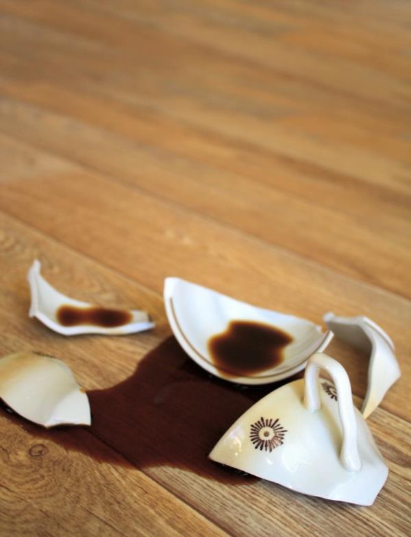 Δάπεδα από μασίφ ξύλο σπασμένο φλιτζάνι καφέ