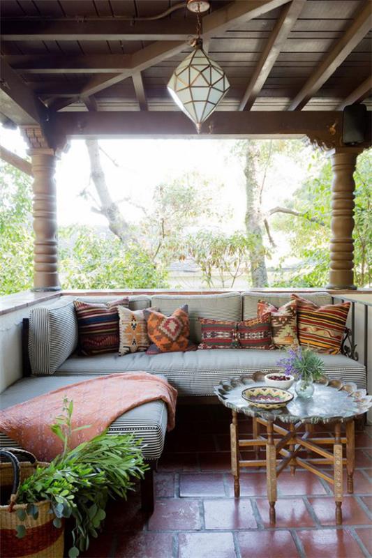Boho Style Βεράντα Ξύλινο Στέγαστρο Γωνιακό Καναπέ Παλαιό Στρογγυλό Τραπέζι Πλακάκια Κρεμαστό Λάμπα