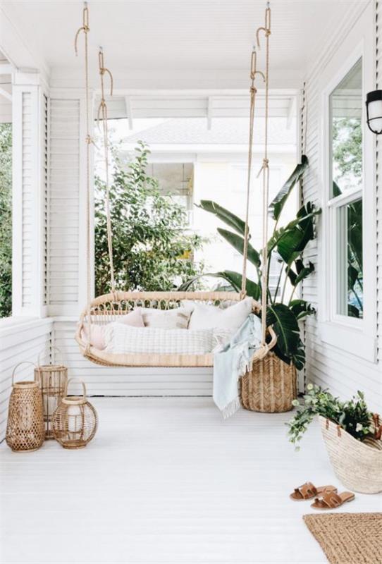 Boho βεράντα στυλ ταλαντεύονται λευκά κλωστοϋφαντουργικά προϊόντα πράσινα φυτά