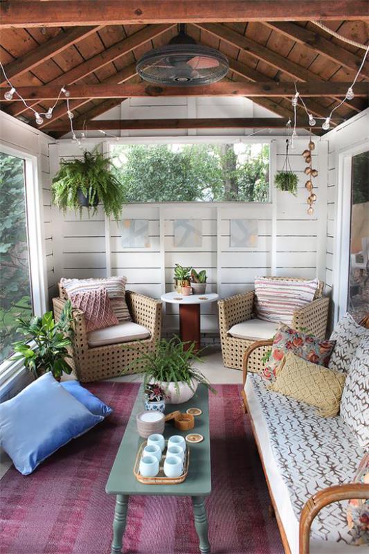 Πολυθρόνα βεράντας στυλ Boho από καναπέ μπαστούνι δεξιά πλούσια πράσινα φυτά διακοσμητικά μαξιλάρια